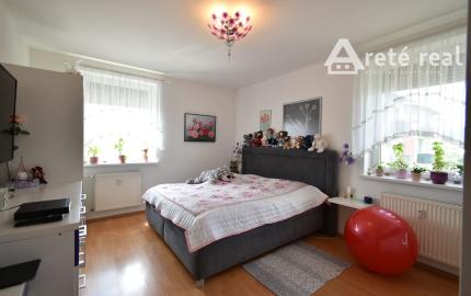 Areté real - Predaj výborne dispozične riešeného 2 -izbového bytu s balkónom v obľúbenej lokalite Muškát v Pezinku