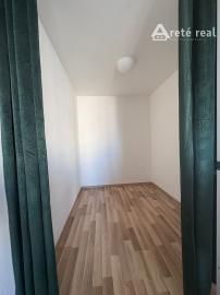 ARETÉ REAL- PONÚKAME NA PREDAJ SLNEČNÝ 1 IZB.BYT S BALKÓNOM, PARKOVACÍM STÁTÍM, V MALEBNEJ DEDINKE SLOVENSKÝ GROB
