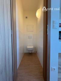 ARETÉ REAL- PONÚKAME NA PREDAJ SLNEČNÝ 1 IZB.BYT S BALKÓNOM, PARKOVACÍM STÁTÍM, V MALEBNEJ DEDINKE SLOVENSKÝ GROB