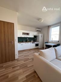 ARETÉ REAL- PONÚKAME NA PREDAJ SLNEČNÝ 1 IZB.BYT S BALKÓNOM, PARKOVACÍM STÁTÍM, V MALEBNEJ DEDINKE SLOVENSKÝ GROB