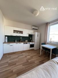 ARETÉ REAL- PONÚKAME NA PREDAJ SLNEČNÝ 1 IZB.BYT S BALKÓNOM, PARKOVACÍM STÁTÍM, V MALEBNEJ DEDINKE SLOVENSKÝ GROB