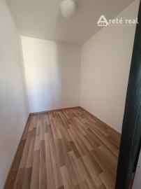 ARETÉ REAL- PONÚKAME NA PREDAJ SLNEČNÝ 1 IZB.BYT S BALKÓNOM, PARKOVACÍM STÁTÍM, V MALEBNEJ DEDINKE SLOVENSKÝ GROB
