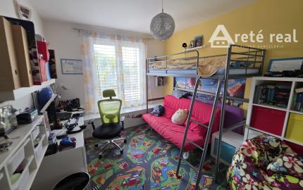 Areté real - Predaj nadštandardného nízkoenergetického rodinného domu s garážou a zimnou záhradou v novej lokalite v Slovenskom Grobe