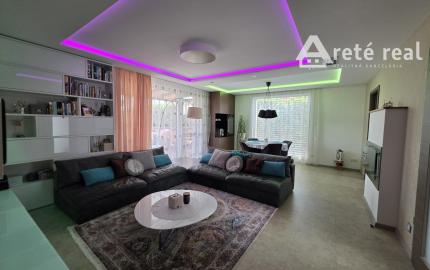 Areté real - Predaj nadštandardného nízkoenergetického rodinného domu s garážou a zimnou záhradou v novej lokalite v Slovenskom Grobe