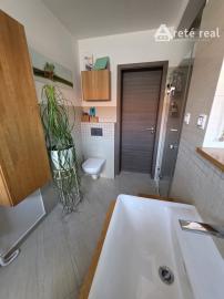 Areté real - Predaj nadštandardného nízkoenergetického rodinného domu s garážou a zimnou záhradou v novej lokalite v Slovenskom Grobe