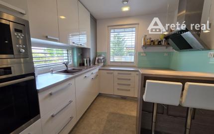 Areté real - Predaj nadštandardného nízkoenergetického rodinného domu s garážou a zimnou záhradou v novej lokalite v Slovenskom Grobe