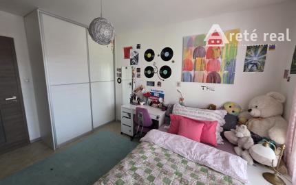 Areté real - Predaj nadštandardného nízkoenergetického rodinného domu s garážou a zimnou záhradou v novej lokalite v Slovenskom Grobe