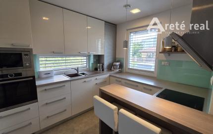 Areté real - Predaj nadštandardného nízkoenergetického rodinného domu s garážou a zimnou záhradou v novej lokalite v Slovenskom Grobe