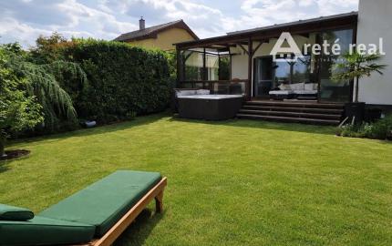 Areté real - Predaj nadštandardného nízkoenergetického rodinného domu s garážou a zimnou záhradou v novej lokalite v Slovenskom Grobe