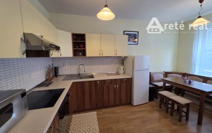 Areté real - Prenájom veľmi pekného, zariadeného 2-izbového bytu s garážovým parkovacím miestom v Pezinku, Silvánova ul.