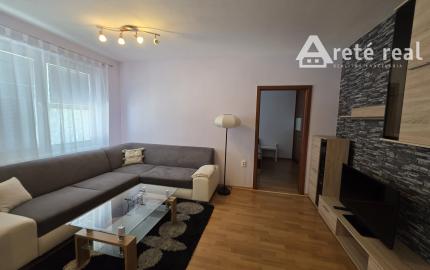 Areté real - Prenájom veľmi pekného, zariadeného 2-izbového bytu s garážovým parkovacím miestom v Pezinku, Silvánova ul.