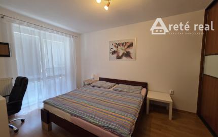 Areté real - Prenájom veľmi pekného, zariadeného 2-izbového bytu s garážovým parkovacím miestom v Pezinku, Silvánova ul.