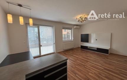 ARETÉ REAL- PREDAJ- ELEGANTNÝ TEHLOVÝ BYT S TERASOU, BEZBARIÉROVÝ, S VNÚTORNÝM PARKOVANÍM, SLOVENSKÝ GROB- KOCEĽOVA UL.