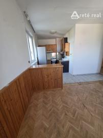 Areté real- Predaj výborne riešeného 3-izbového bytu s balkónom vo výbornej lokalite v centre Pezinka, Záhradná ul.