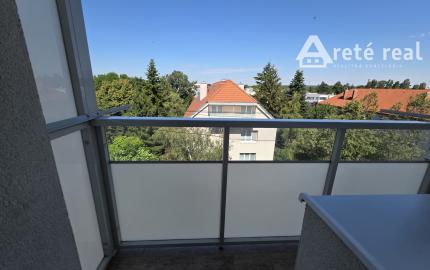 Areté real- Predaj výborne riešeného 3-izbového bytu s balkónom vo výbornej lokalite v centre Pezinka, Záhradná ul.