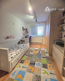 Areté real - Predaj veľmi pekného, priestranného 3 izbového bytu s 2 balkónmi a garážou, sídl. Muškát, Pezinok