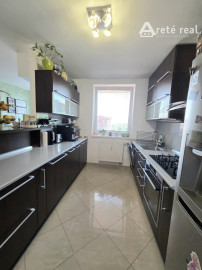 Areté real - Predaj veľmi pekného, priestranného 3 izbového bytu s 2 balkónmi a garážou, sídl. Muškát, Pezinok