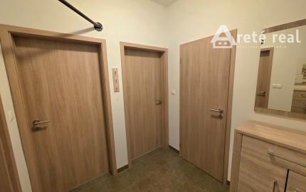 Areté real- Predaj výborne riešeného 2-izbového bytu s garážovým státím v dobrej lokalite, ul. Novomeského /byt.dom La Vita/, Pezinok