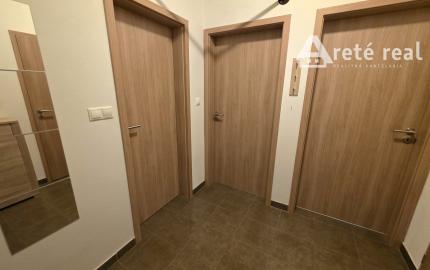 Areté real- Predaj výborne riešeného 2-izbového bytu s garážovým státím v dobrej lokalite, ul. Novomeského /byt.dom La Vita/, Pezinok