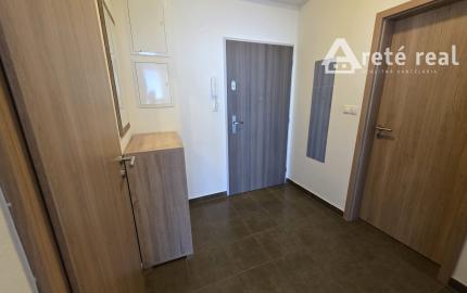 Areté real- Predaj výborne riešeného 2-izbového bytu s garážovým státím v dobrej lokalite, ul. Novomeského /byt.dom La Vita/, Pezinok