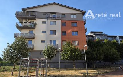 Areté real- Predaj výborne riešeného 2-izbového bytu s garážovým státím v dobrej lokalite, ul. Novomeského /byt.dom La Vita/, Pezinok