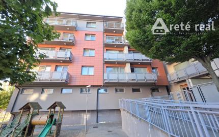 Areté real- Predaj výborne riešeného 2-izbového bytu s garážovým státím v dobrej lokalite, ul. Novomeského /byt.dom La Vita/, Pezinok