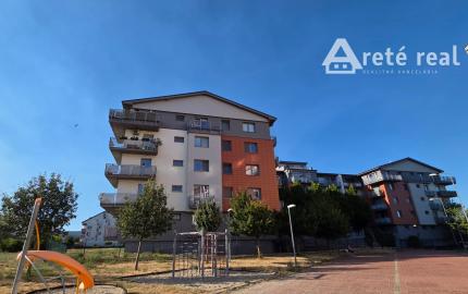 Areté real- Predaj výborne riešeného 2-izbového bytu s garážovým státím v dobrej lokalite, ul. Novomeského /byt.dom La Vita/, Pezinok