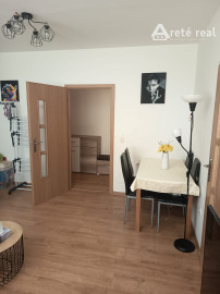 Areté Real - ponúka na predaj svetlý, zrekonštruovaný 2-izbový byt s loggiou