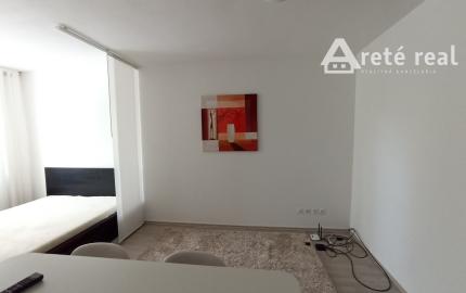 Areté real - Predaj prakticky riešenej garsónky s parkovacím miestom v blízkosti centra Pezinku, ul. Tehelná