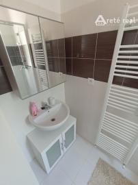 Areté real - Predaj prakticky riešenej garsónky s parkovacím miestom v blízkosti centra Pezinku, ul. Tehelná