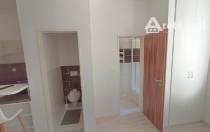 Areté real - Predaj prakticky riešenej garsónky s parkovacím miestom v blízkosti centra Pezinku, ul. Tehelná
