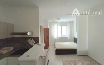Areté real - Predaj prakticky riešenej garsónky s parkovacím miestom v blízkosti centra Pezinku, ul. Tehelná