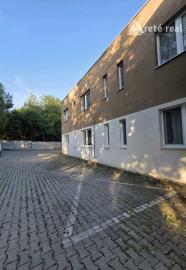 Areté real - Predaj prakticky riešenej garsónky s parkovacím miestom v blízkosti centra Pezinku, ul. Tehelná