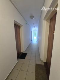 Areté real - Predaj prakticky riešenej garsónky s parkovacím miestom v blízkosti centra Pezinku, ul. Tehelná