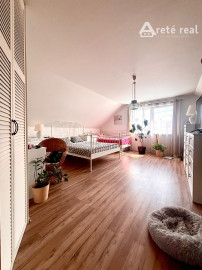 PREDAJ-Veľkorysý 6-izbový dom pre rodinu ktorá túži po svetle, pokoji a priestore, kde môže rásť. Každé okno prináša slnko do tohto výnimočného domu