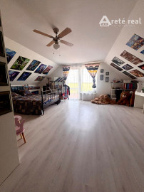 PREDAJ-Veľkorysý 6-izbový dom pre rodinu ktorá túži po svetle, pokoji a priestore, kde môže rásť. Každé okno prináša slnko do tohto výnimočného domu