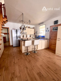 PREDAJ-Veľkorysý 6-izbový dom pre rodinu ktorá túži po svetle, pokoji a priestore, kde môže rásť. Každé okno prináša slnko do tohto výnimočného domu