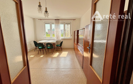 ARETÉ REAL- PONÚKAME NA PREDAJ PRIESTRANNÝ, SLNEČNÝ 1 IZB.BYT S LOGGIOU, PIVNICOU V PEZINKU, SÍDLISKO SEVER