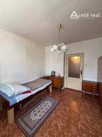 Areté Real - Predaj 2-izbového bytu s veľkorysou výmerou, balkónom a murovanou pivnicou