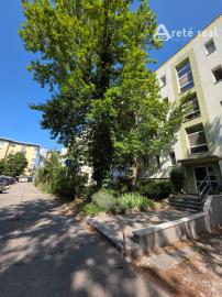 ARETÉ REAL – PREDAJ Priestranný 3-izbový byt s výhľadom na Malé Karpaty v zateplenom tehlovom dome – Bratislava, Pri Bielom kríži