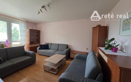 ARETÉ REAL – PREDAJ Priestranný 3-izbový byt s výhľadom na Malé Karpaty v zateplenom tehlovom dome – Bratislava, Pri Bielom kríži