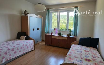 ARETÉ REAL – PREDAJ Priestranný 3-izbový byt s výhľadom na Malé Karpaty v zateplenom tehlovom dome – Bratislava, Pri Bielom kríži