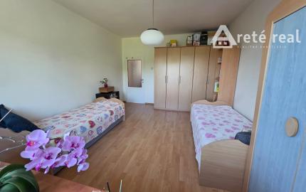 ARETÉ REAL – PREDAJ Priestranný 3-izbový byt s výhľadom na Malé Karpaty v zateplenom tehlovom dome – Bratislava, Pri Bielom kríži