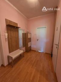 ARETÉ REAL – PREDAJ Priestranný 3-izbový byt s výhľadom na Malé Karpaty v zateplenom tehlovom dome – Bratislava, Pri Bielom kríži