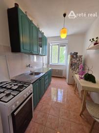 ARETÉ REAL – PREDAJ Priestranný 3-izbový byt s výhľadom na Malé Karpaty v zateplenom tehlovom dome – Bratislava, Pri Bielom kríži