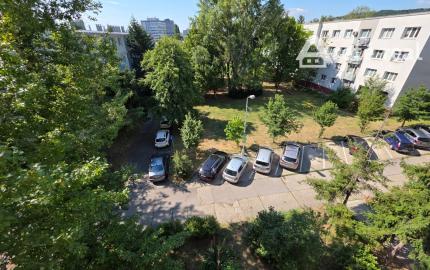 ARETÉ REAL – PREDAJ Priestranný 3-izbový byt s výhľadom na Malé Karpaty v zateplenom tehlovom dome – Bratislava, Pri Bielom kríži