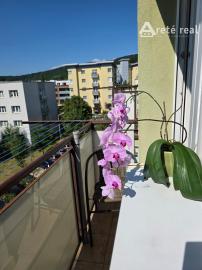 ARETÉ REAL – PREDAJ Priestranný 3-izbový byt s výhľadom na Malé Karpaty v zateplenom tehlovom dome – Bratislava, Pri Bielom kríži