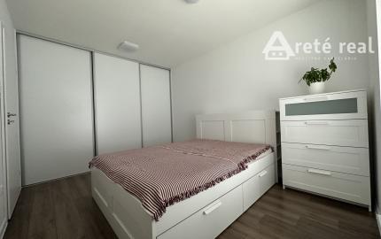 ARETÉ REAL - PREDAJ NÁDHERNÉHO BYTU S DVOMA PARKOVACÍMI MIESTAMI, SLOVENSKÝ GROB, PRI JAZERE