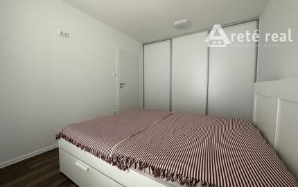 ARETÉ REAL - PREDAJ NÁDHERNÉHO BYTU S DVOMA PARKOVACÍMI MIESTAMI, SLOVENSKÝ GROB, PRI JAZERE