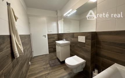 ARETÉ REAL - PREDAJ NÁDHERNÉHO BYTU S DVOMA PARKOVACÍMI MIESTAMI, SLOVENSKÝ GROB, PRI JAZERE